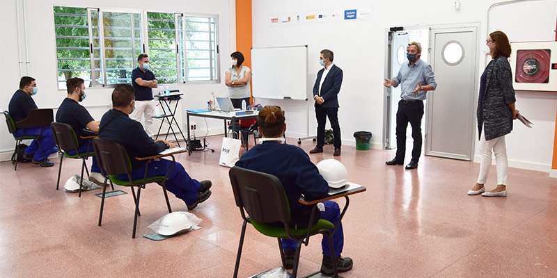 El delegado del Área de Familias del Ayuntamiento de Madrid visita el curso que imparte Fundación Magtel con Fundación Secretariado Gitano y Fundación Orange - Magtel