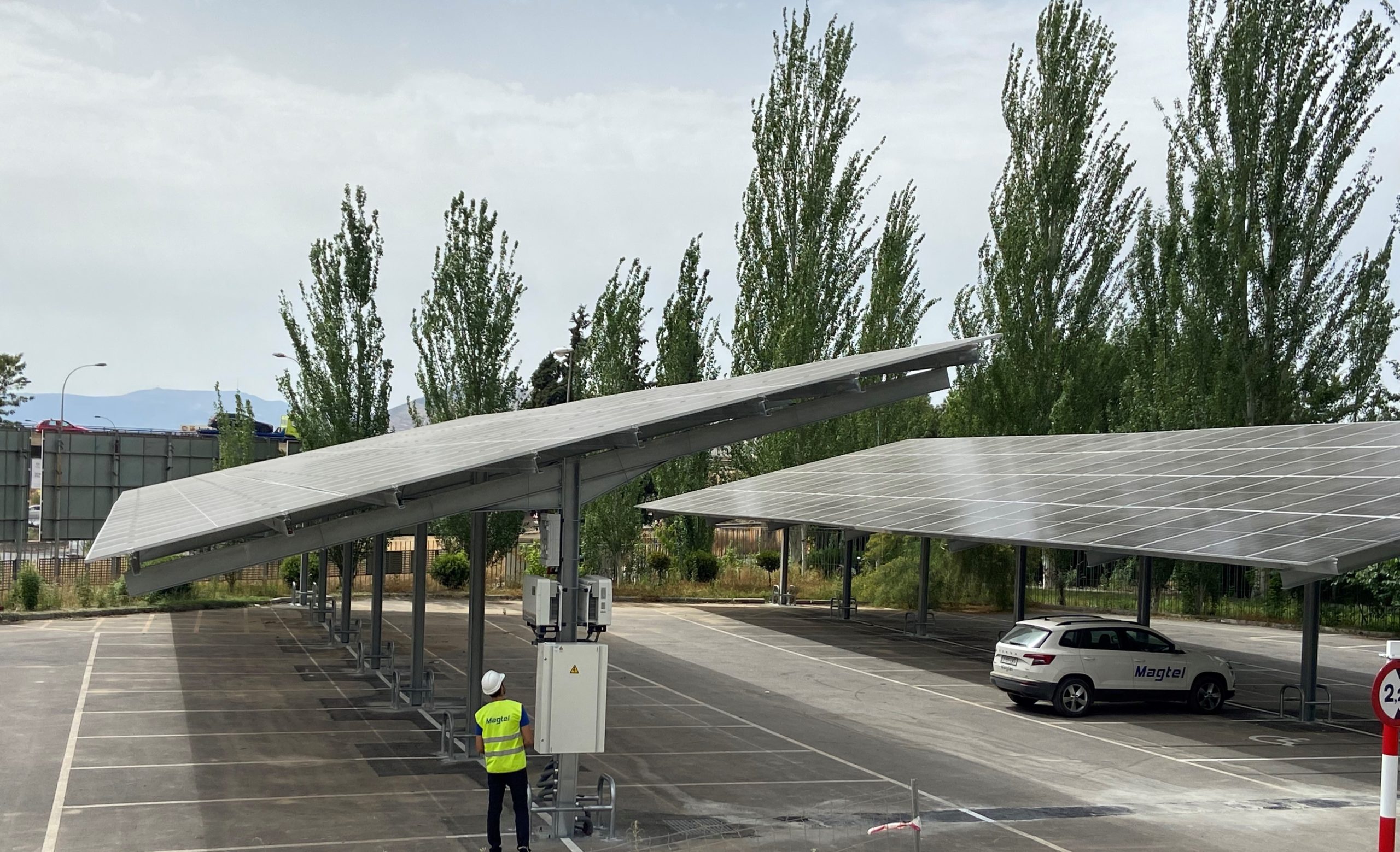 Magtel instala dos marquesinas solares para autoconsumo fotovoltaico de 126 kWp en el Centro de Iniciativa Empresarial (CIE) de Granada - Magtel