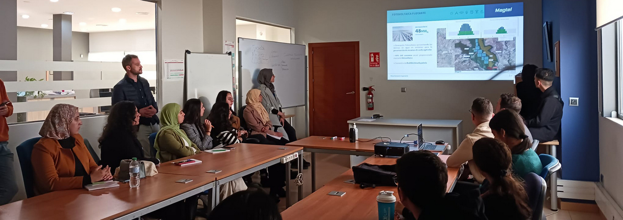 Estudiante marroquíes visitan las instalaciones de Magtel en Sevilla para conocer los proyectos que desarrollan en materia de renovables