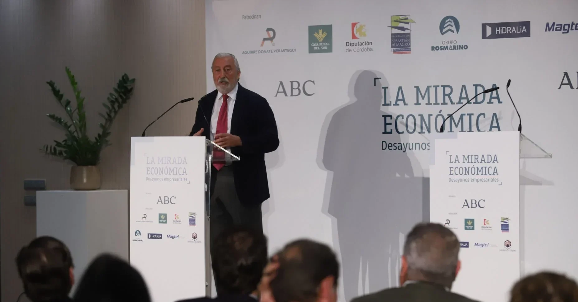 Julio Gómez Pomar, president of Eco-Raíl, takes part in the “La Mirada Económica” Conference